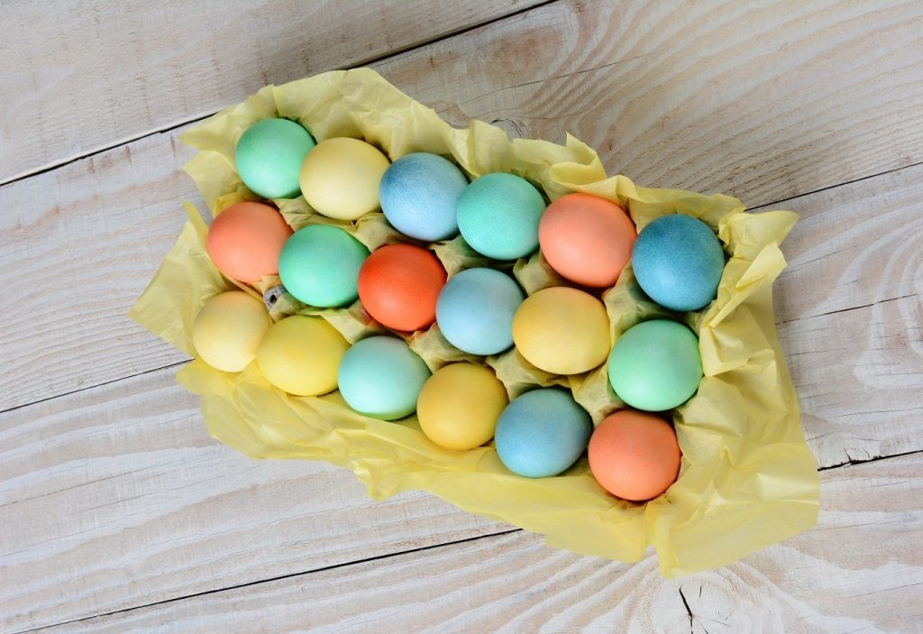 Colourful Tablescapes: Dyed Eggs
